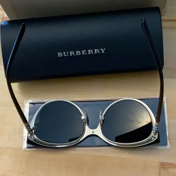 Burberry all inclusive sunglasses - Picture 9 of 12